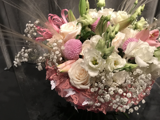 Flower arrangement with roses